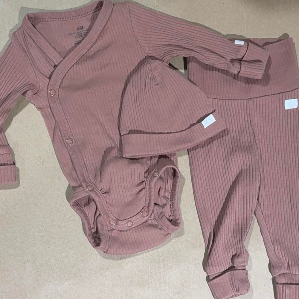 H&M baby set in mauve ribbed knit #babyfashion #newborn